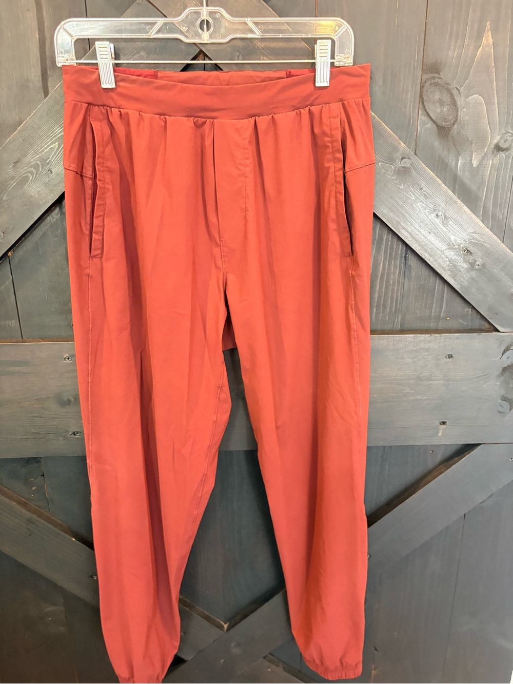 Lululemon sz medium Women's Relaxed Jogger Pants in maroon